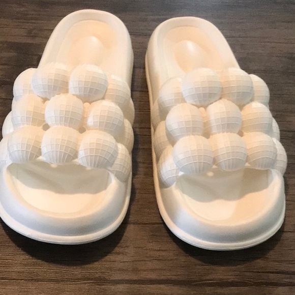 Women’s soft foam bubble slides in white - Picture 4 of 6